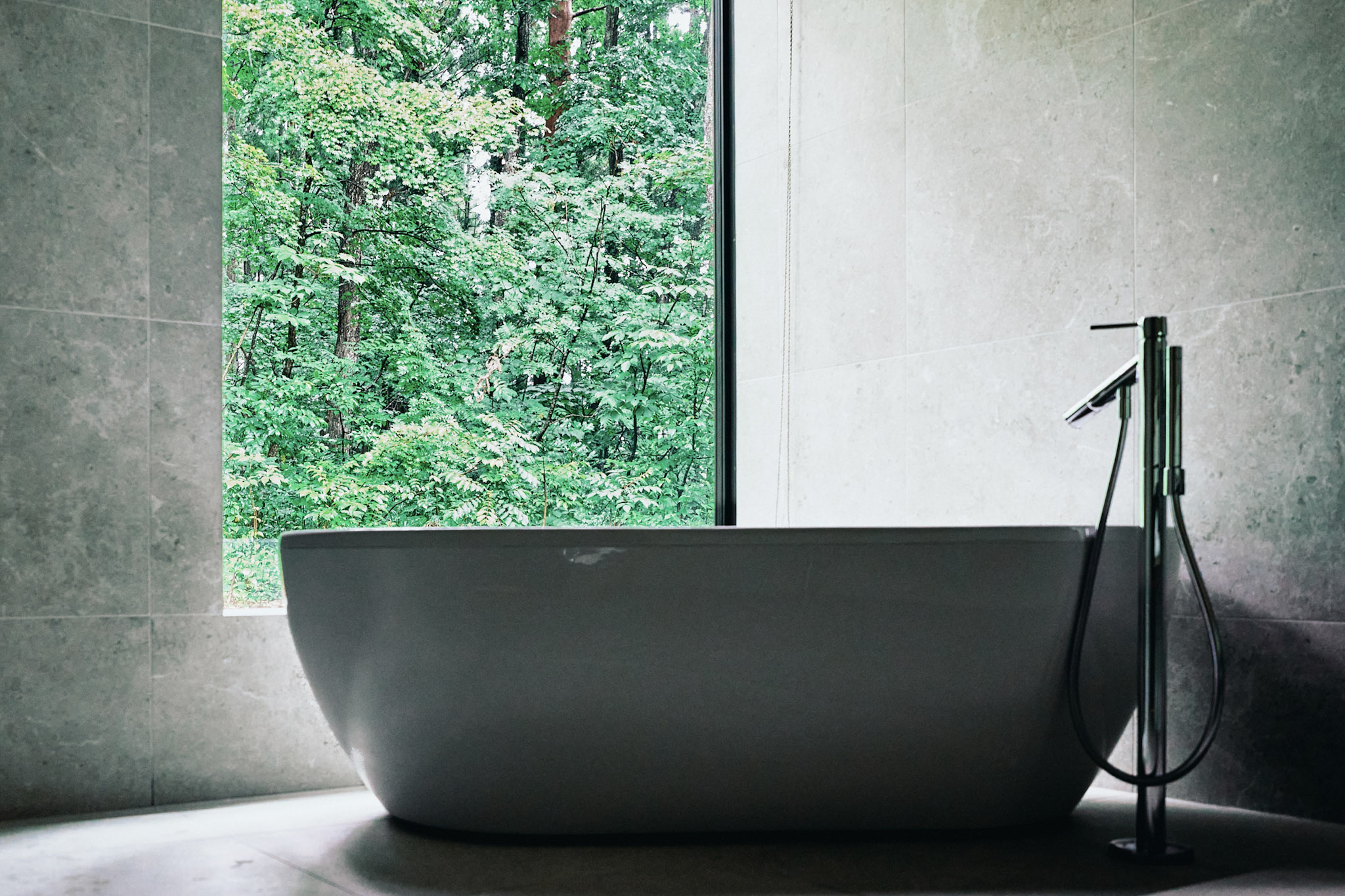 A deep soaking tub overlooking the forest